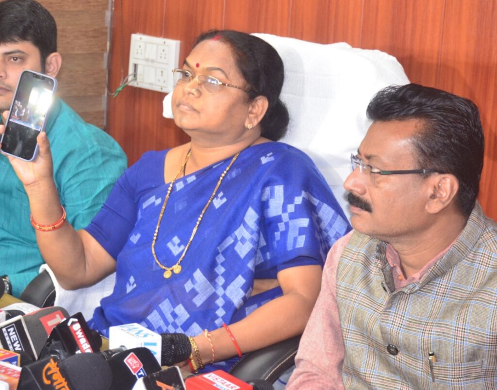 भारतीय संविधान को अपनाने की 75वीं वर्षगांठ के ऐतिहासिक अवसर पर, लोकसभा में विपक्ष के नेता श्री राहुल गांधी और राज्यसभा में विपक्ष के नेता श्री मल्लिकार्जुन खड़गे ने लोकसभा अध्यक्ष को पत्र लिखकर संविधान पर चर्चा का अनुरोध किया था। यह प्रस्ताव स्वीकार कर लिया गया और संसद में विचार- विमर्श की प्रक्रिया शुरू हो गई।