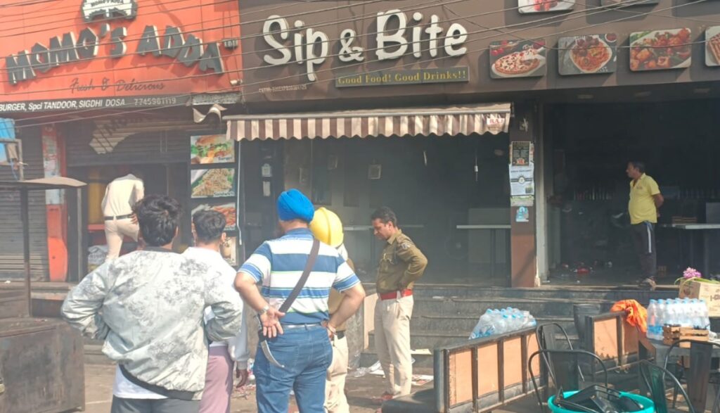 राजधानी रायपुर के तेलीबांधा इलाके में स्थित CAFE SIP & BITE में लगी आग़.