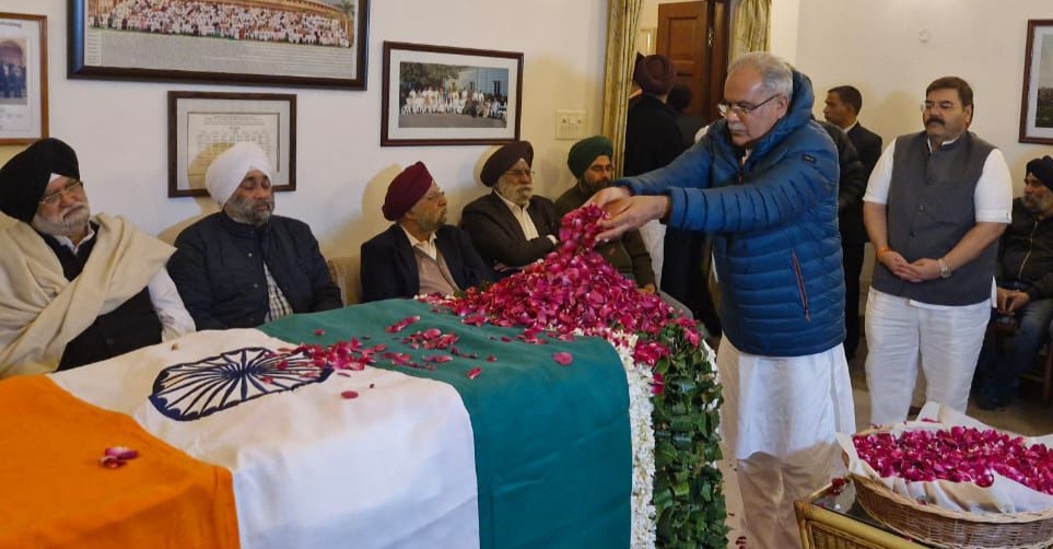 पूर्व मुख्यमंत्री भूपेश बघेल ने दिल्ली स्थित पूर्व प्रधानमंत्री डॉ मनमोहन सिंह जी के आवास पर उनको श्रद्धांजलि अर्पित की.