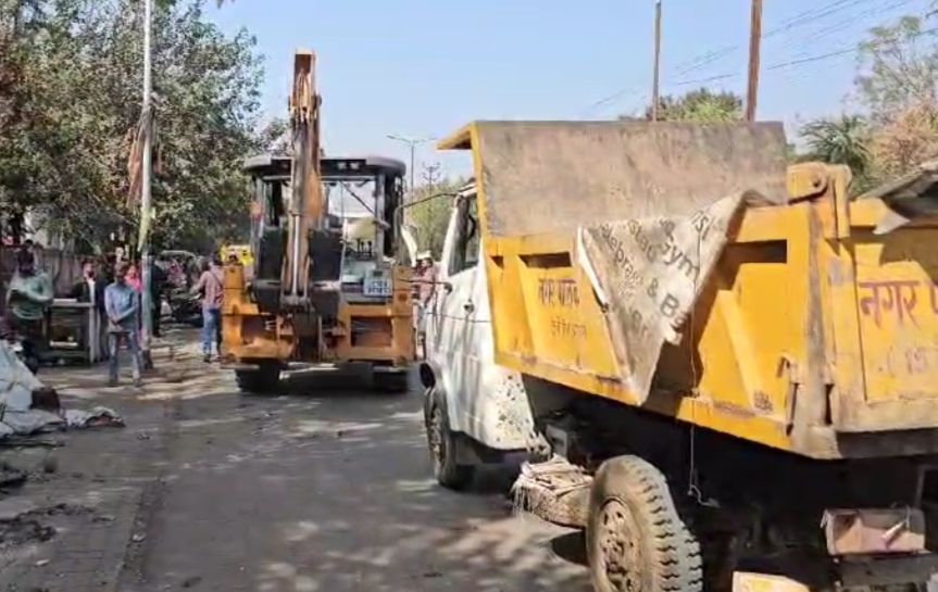 अवैध अतिक्रमण पर रायपुर नगर निगम की कार्रवाई