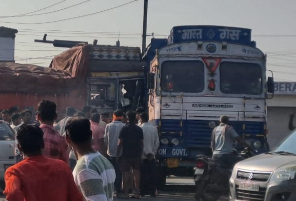राजधानी रायपुर में तेज़ रफ़्तार दो ट्रक की भिड़ंत.