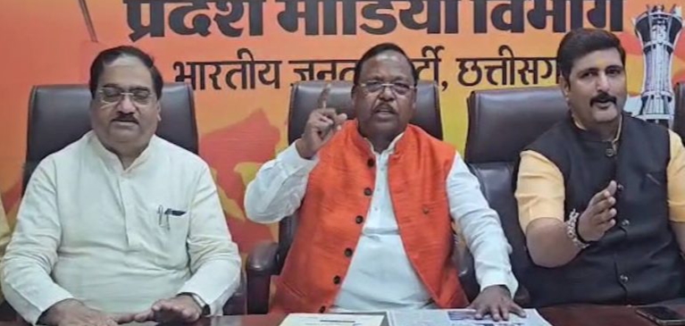 भाजपा की जीत का उल्लास छत्तीसगढ़ तक छलक रहा है. इस जीत से भाजपा के स्थानीय नेता भी फूले नहीं समा रहे हैं.