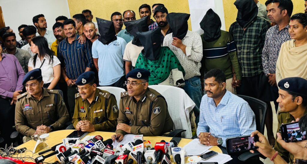 अनुपम नगर में वेलू परिवार के यहां दिन दहाड़े 66 लाख की डकैती को अंजाम देने वाले 10 आरोपी दुर्ग और रानांदगांव से पकड़ लिए गए हैं।