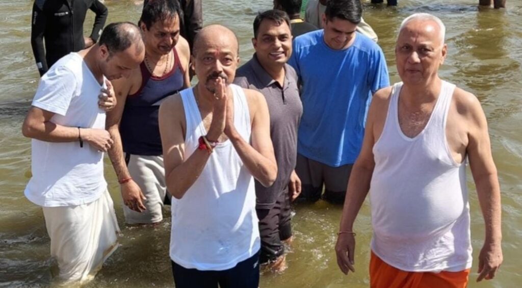 राज्यपाल डेका ने महाकुंभ के अवसर पर त्रिवेणी संगम में किया स्नान