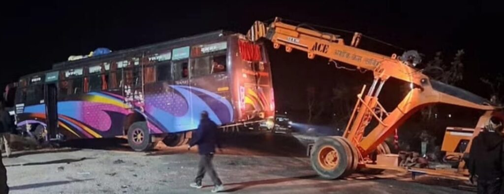 कोरबा प्रयागराज महाकुंभ से लौट रहे श्रद्धालुओं की बोलोरो वाहन और बस में जबरदस्त भिड़ंत,19 घायल और बोलोरो सवार कोरबा निवासी लगभग 10 लोगों की घटना स्थल पर मौत