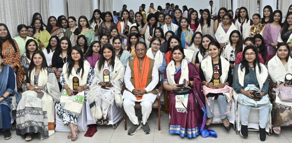 मुख्यमंत्री विष्णु देव साय ने महिला पत्रकारों को किया सम्मानित