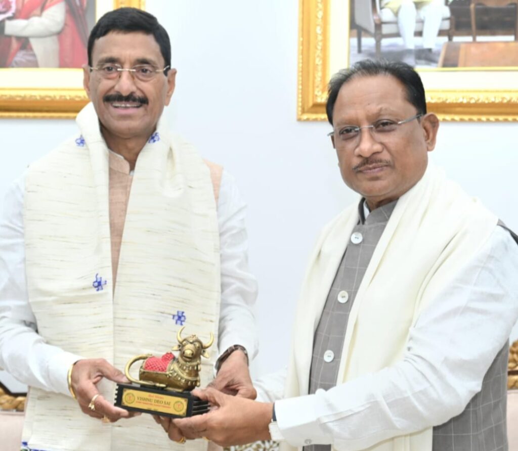 मुख्यमंत्री विष्णु देव साय से केंद्रीय रक्षा राज्य मंत्री संजय सेठ ने की सौजन्य भेंट