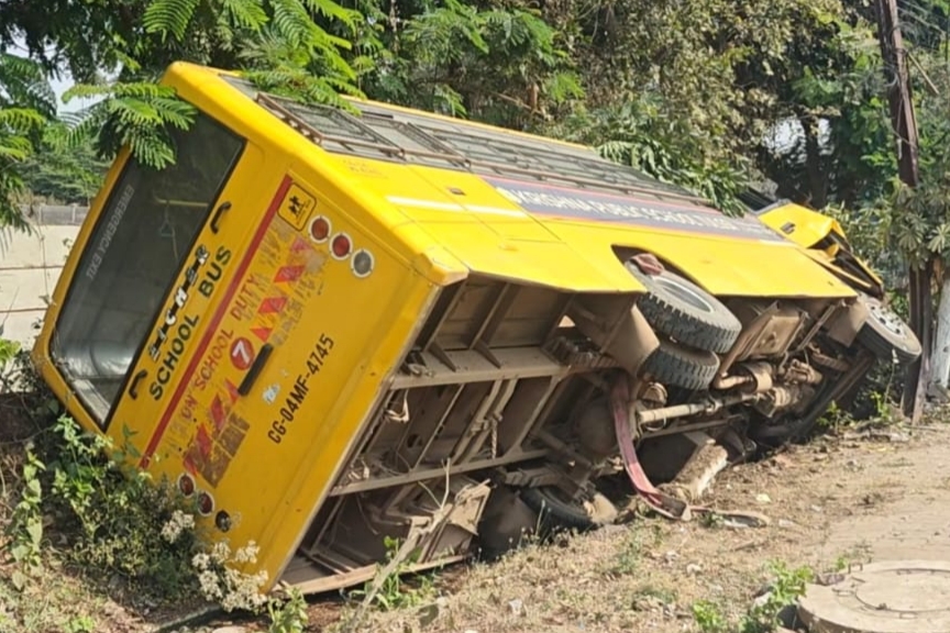 विधानसभा रोड में तेज रफ्तार स्कूल बस डिवाइडर, पेड़ और बिजली खंबा तोड़ते हुए पलटी