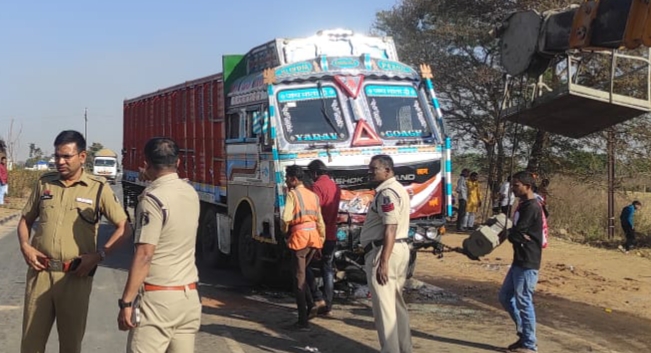 तेज रफ़्तार कार और ट्रक में हुई जोरदार भिड़ंत,