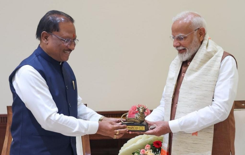 मुख्यमंत्री विष्णुदेव साय ने प्रधानमंत्री को सौंपा बस्तर के विकास का रोडमैप