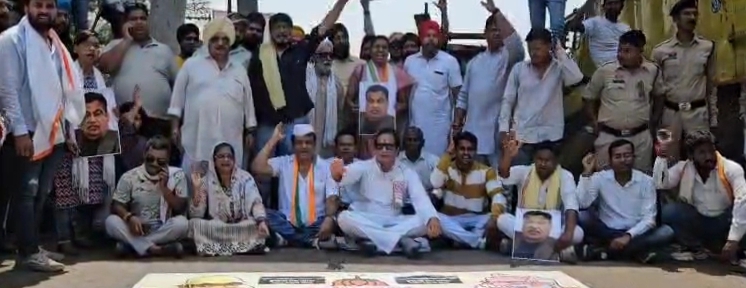 कुम्हारी टोल प्लाजा में अवैध वसूली के खिलाफ कांग्रेस का प्रदर्शन,