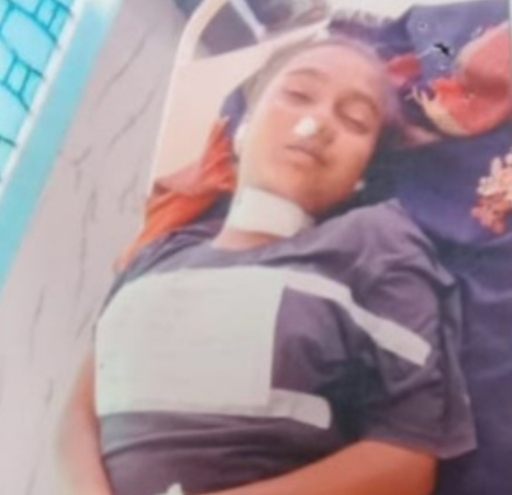 नाराज छात्रा ने ब्लेड से काट लिया अपना गला