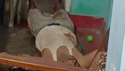 राजातालाब कुंद्रापारा इलाके में कमरे पर खून से सनी मिली लाश