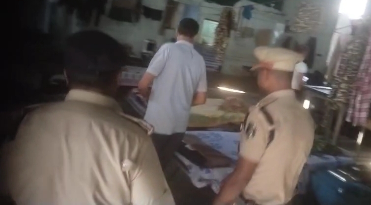 सीआरपीएफ कैंप ऑफिस में हुई चाकूबाजी,