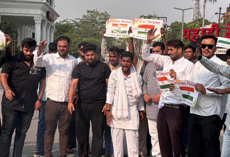 जम्मू-कश्मीर में हुए आतंकी हमले के विरोध में युवा कांग्रेस का प्रदर्शन