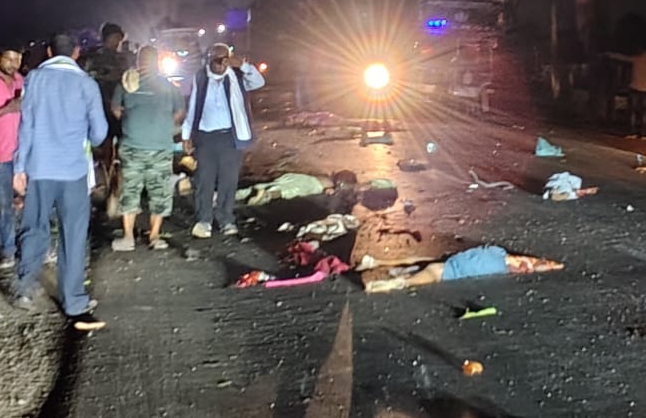 भीषण सड़क हादसा, माजदा और ट्रेलर में टक्कर से 17 लोगों की मौत, कई घायल