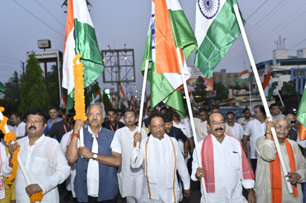 तिरंगा यात्रा में उमड़े लोग, कहा पाकिस्तान से बदला पूरा