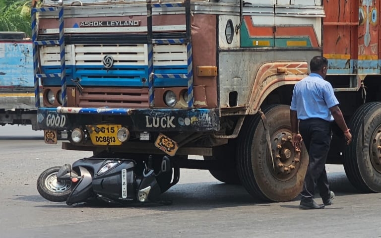 ट्रक ने स्कूटी सवार युवती को रौंदा, मौके पर हुई मौत