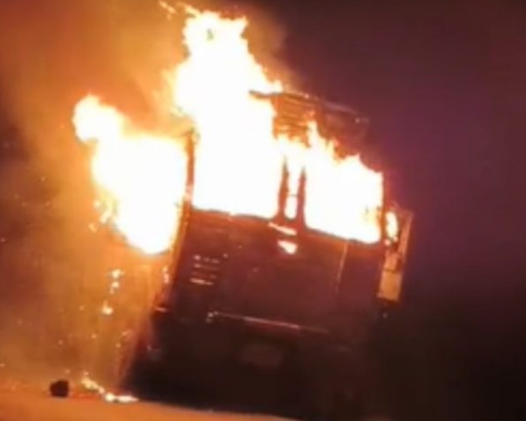 चलती ट्रक में लगी भीषण आग,
