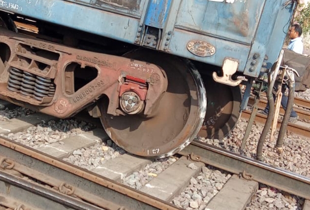रेलवे स्टेशन के पास मालगाड़ी के दो डिब्बे पटरी से उतरे