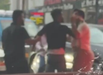 रायपुर में रास्ता रोक बीच चौराहे पर मारपीट, जमकर चले लात-घूंसे, देखें Video