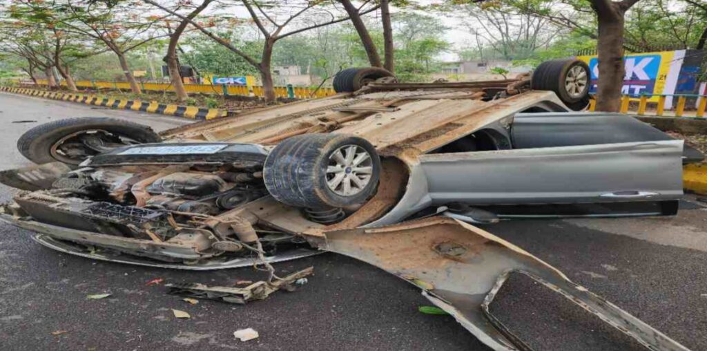 VIP रोड में पलटी तेज रफ्तार कार, ड्राइवर की हालत नाजुक