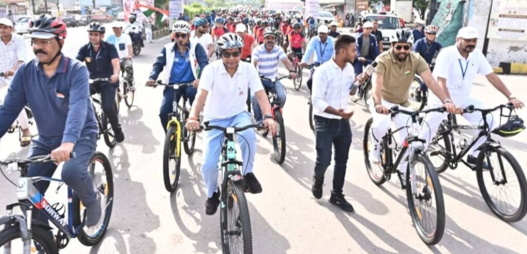 खेल मंत्री टंकराम वर्मा ने चलाई साइकिल,