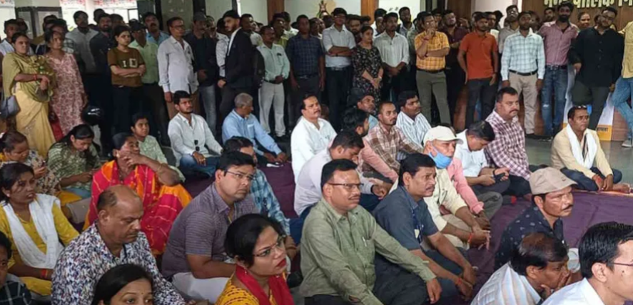 निगमकर्मियों का गुस्सा, कामकाज बंद कर दिया धरना, कलेक्टर को सौंपेंगे ज्ञापन