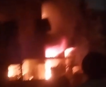 स्टेशन रोड पर, सत्कार गली में लक्ष्मी केमिकल नामक प्रतिष्ठान में लगी आग