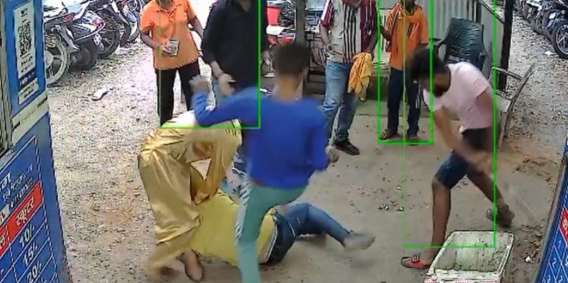 पार्किंग स्टाफ पर चाकू और हॉकी स्टिक से किया हमला