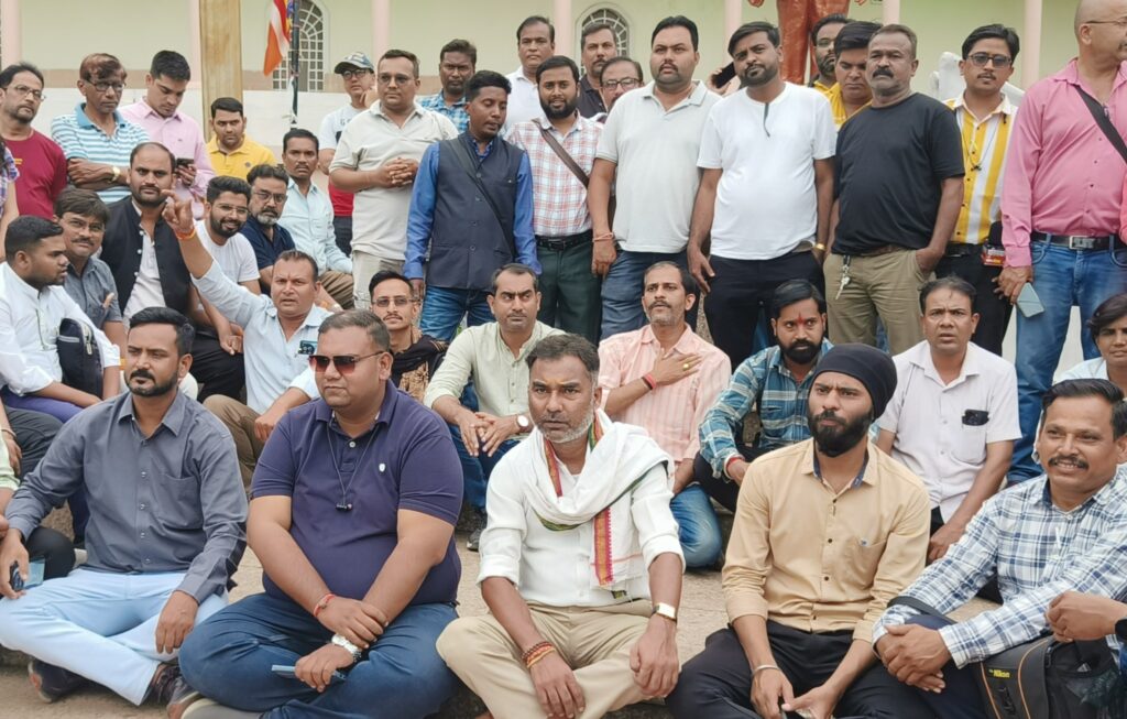 पत्रकारों ने स्वास्थ्य विभाग के तुगलकी फरमान के खिलाफ किया धरना प्रदर्शन।