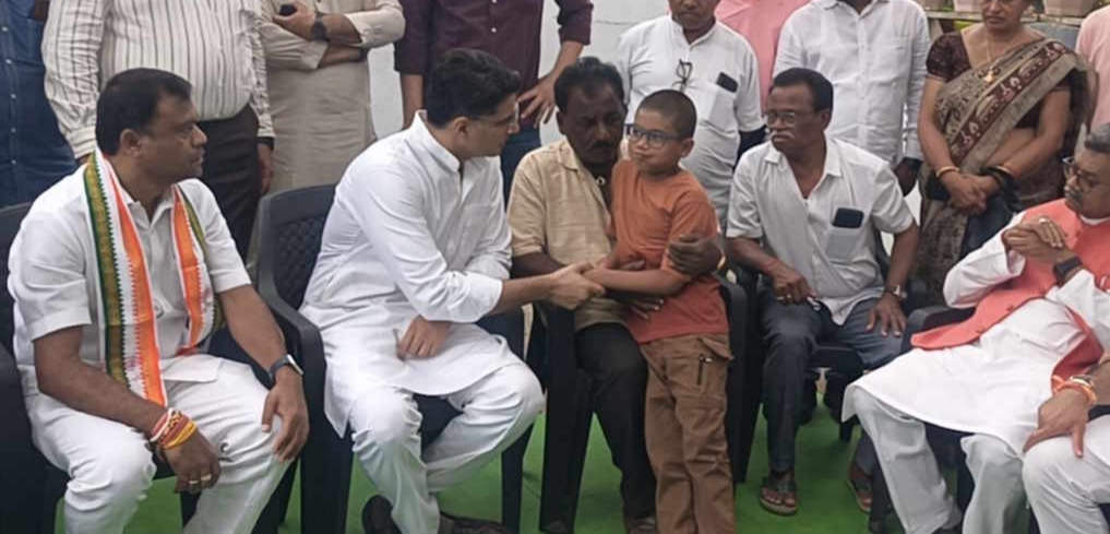 शहीद आकाश गिरपुंजे के परिजनों से मिले कांग्रेस प्रदेश प्रभारी सचिन पायलट