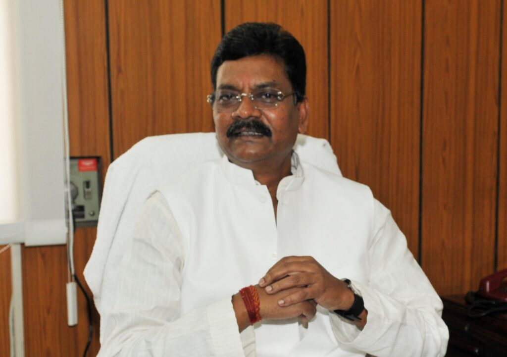 महंत का अक्रामक रूप : कहा- विधानसभा में लाठी लेकर जाएंगे,