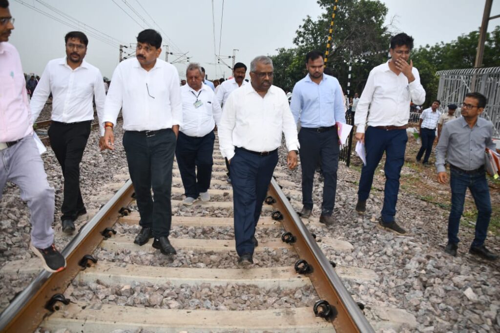 हाई स्पीड ट्रेन चलाने जीएम ने किया निरीक्षण