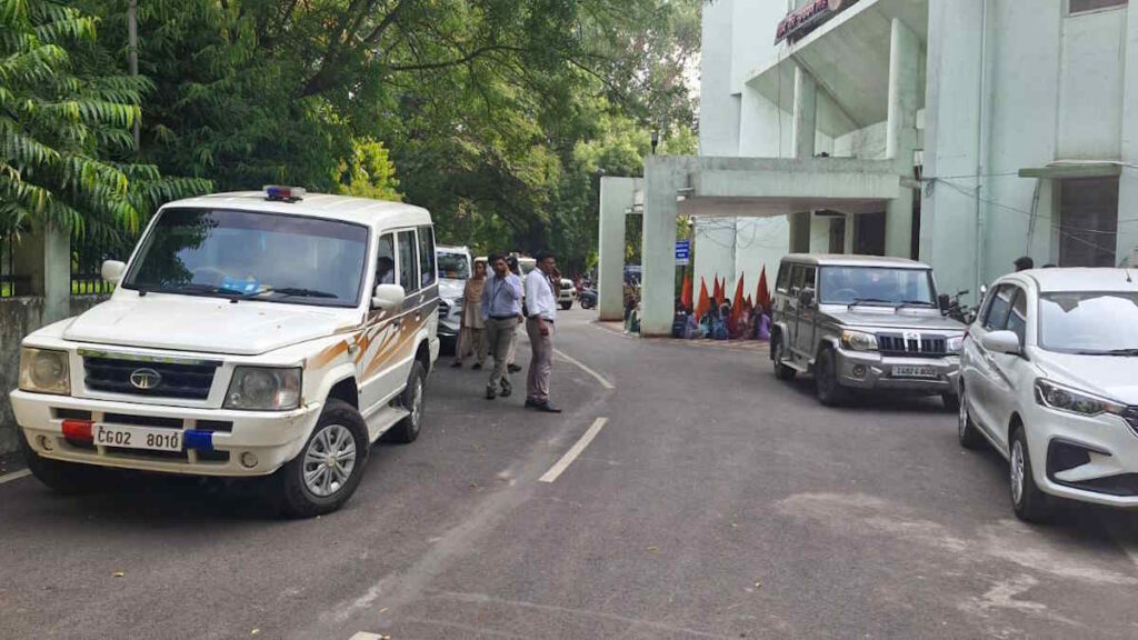 पं. रविशंकर शुक्ल विश्वविद्यालय के क्लर्क को 50 हजार रिश्वत लेते हुए दबोचा