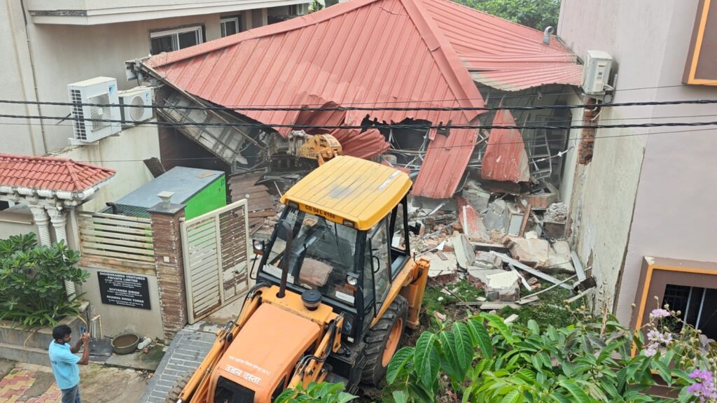 फरार हिस्ट्रीशीटर रोहित तोमर के दफ्तर पर चला बुलडोजर,
