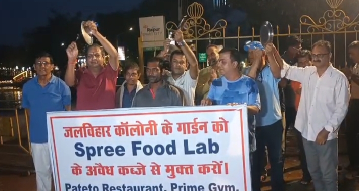 चम्मच थाली बजाकर आम जनता का प्रदर्शन