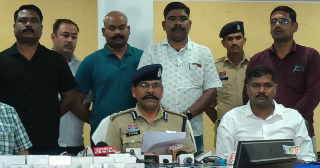 नागपुर से 4 आरोपी गिरफ्तार, 87 मोबाइल, 20,000 कैश और दो एक्टिवा जब्त
