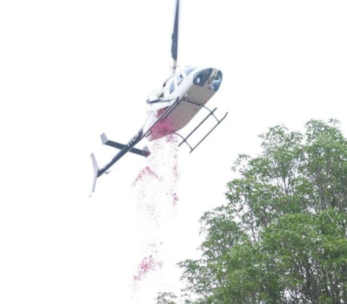 मुख्यमंत्री विष्णुदेव साय ने हेलीकॉप्टर से पुष्पवर्षा कर हजारों कांवड़ियों का किया भव्य स्वागत