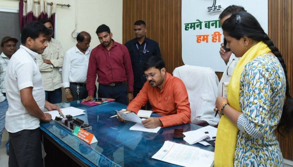 जनदर्शन में विधायक ने सुनी लोगो की समस्याएं-कई समस्याओं का किया त्वरित निराकारण