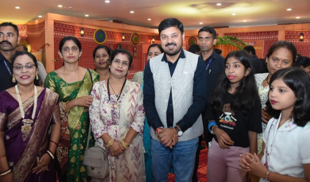 बहनों के तीज मिलन समारोह में शामिल हुए विधायक अनुज