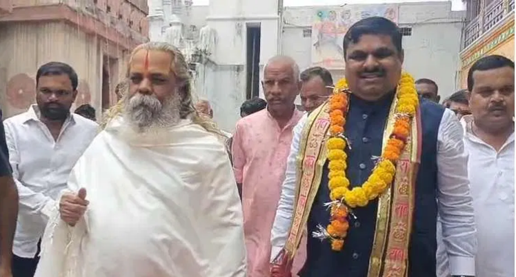 प्रदेश के नए शिक्षा मंत्री गजेंद्र यादव दूधाधारी मंदिर दर्शन करने पहुंचे,