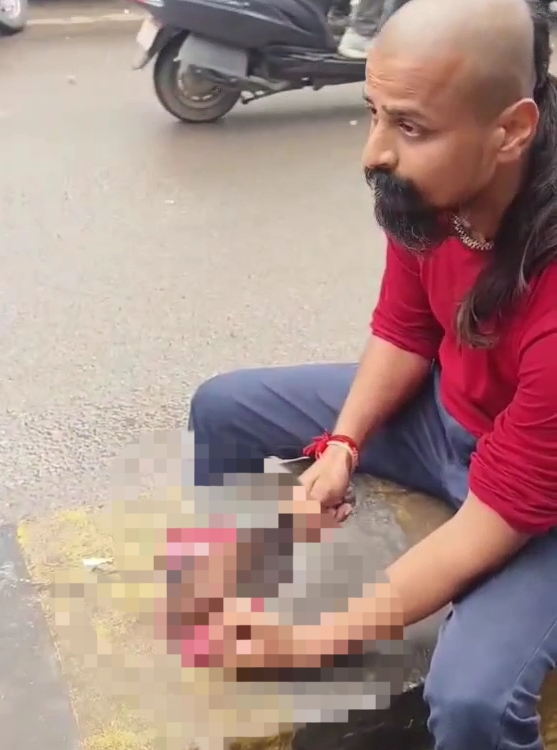 गौरक्षक ने अपनी उंगली काटकर गौहत्या का विरोध जताया