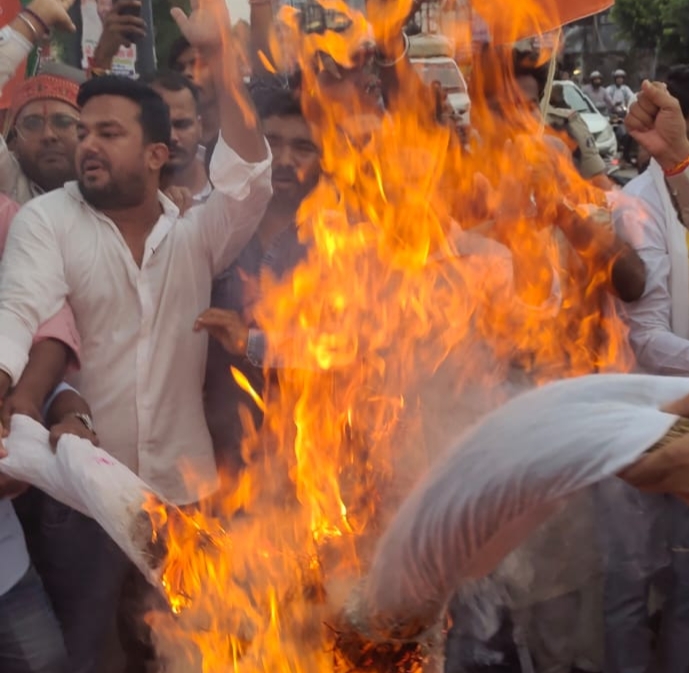 भाजयुमो ने फूंका राहुल गांधी का पुतला