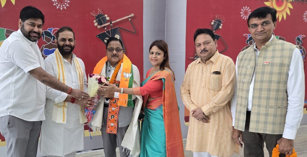 भाजपा राष्ट्रीय महामंत्री राधा मोहन दास अग्रवाल रायपुर पहुंचे।