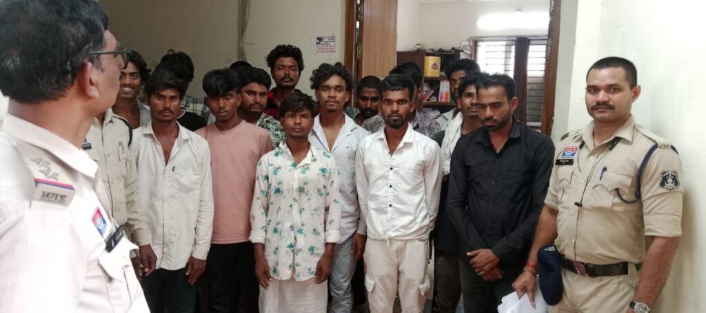 गणेश विसर्जन झांकी के दौरान पुलिस की ताबड़तोड़ कार्रवाई