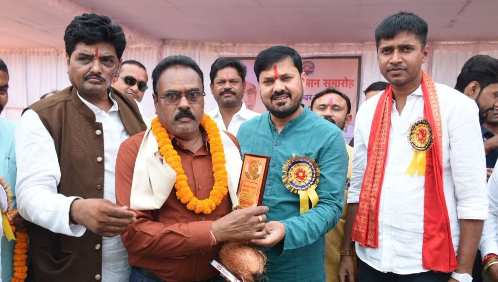 शिक्षक सम्मान समारोह मे शामिल हुए विधायक अनुज