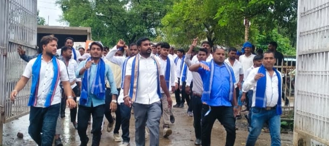 यूरिया खाद की कालाबाजारी पर भीम आर्मी का आक्रोश, सारंगढ़ में पुतला दहन