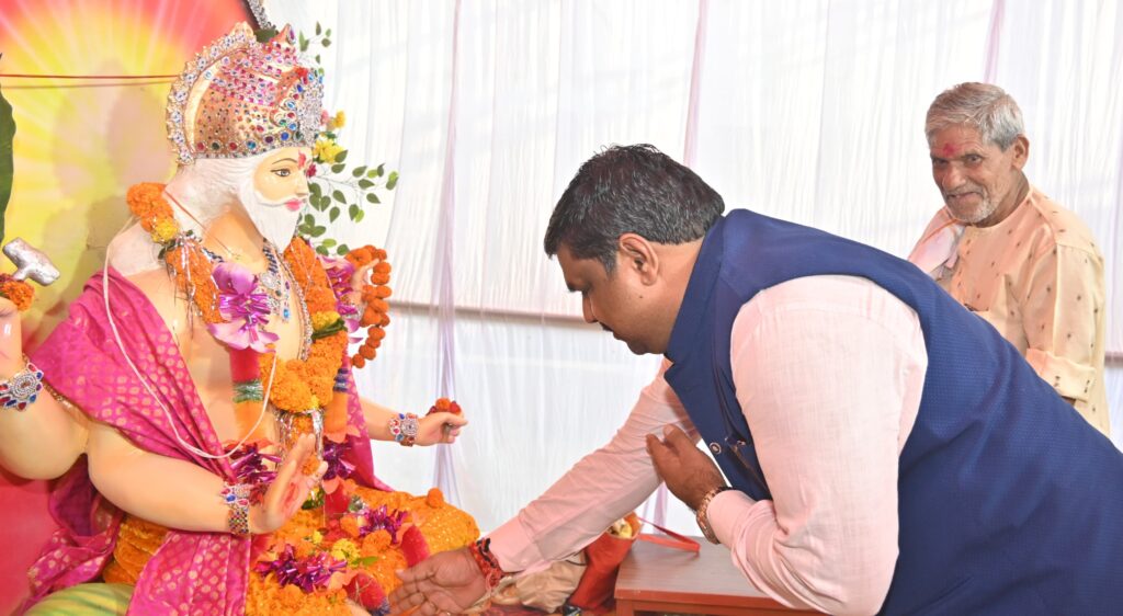 विश्वकर्मा जयंती पर शामिल हुए शिक्षा मंत्री गजेन्द्र यादव,