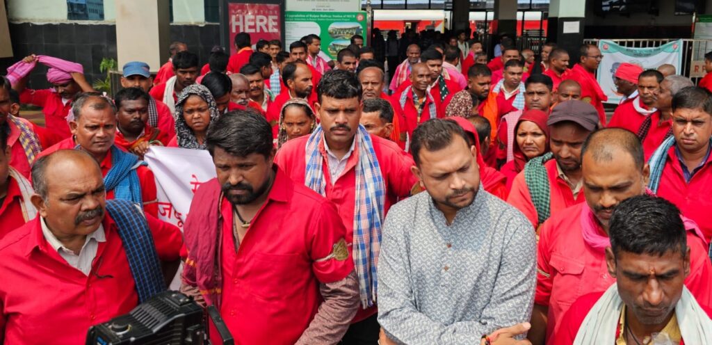 आज रेलवे स्टेशन में नहीं मिलेंगे कुली.